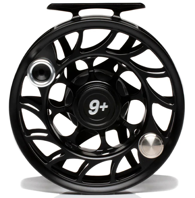 P-23098_Hatch_Iconic_Fliegenrolle_LargeArbor_Black-Silver_5 9Plus