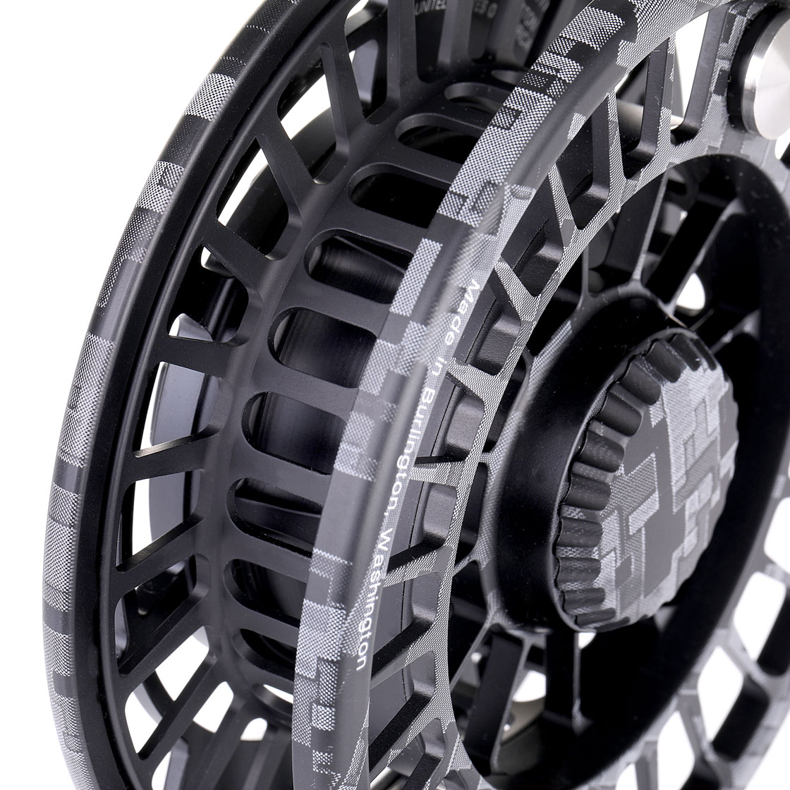 P-18961-3_mako_reel_digi-camoflage_9700_detail