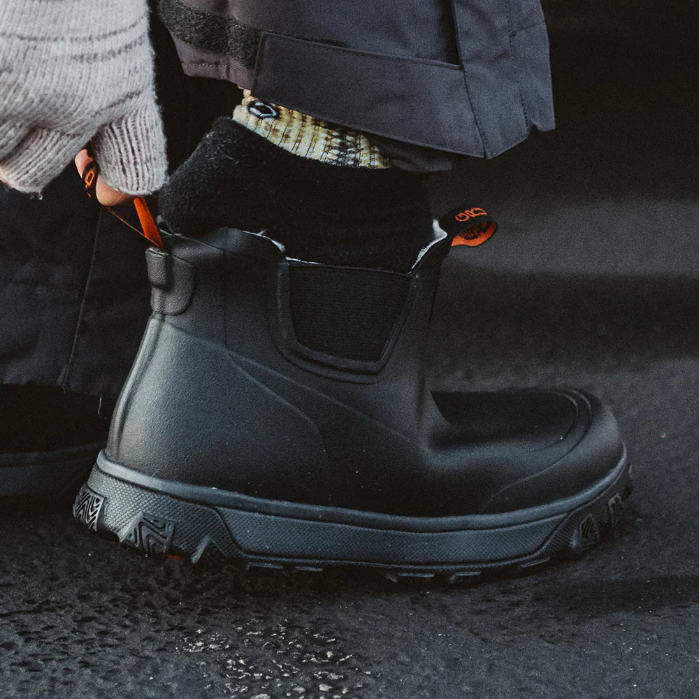 P-27652_Grundens_Deviation_Sherpa_Anke_Boot_Gummistiefel_black_Lifestyle_7