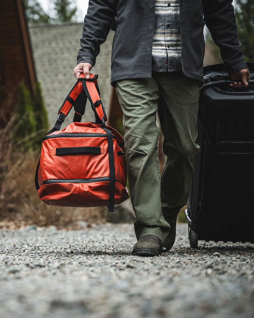 media/image/Simms_Tailwind_Duffel_50L_Lifestyle_2.jpg