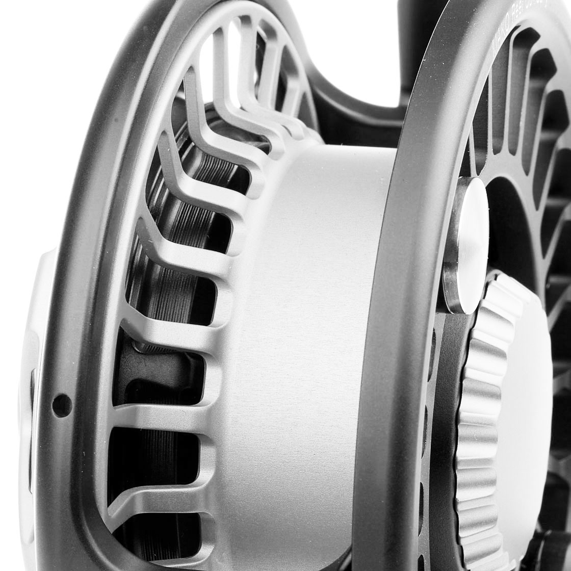 P-18959-1_mako_reel_matte_platinum-black_9550_detail_ Mako Reel matte platinum on black Model 9550