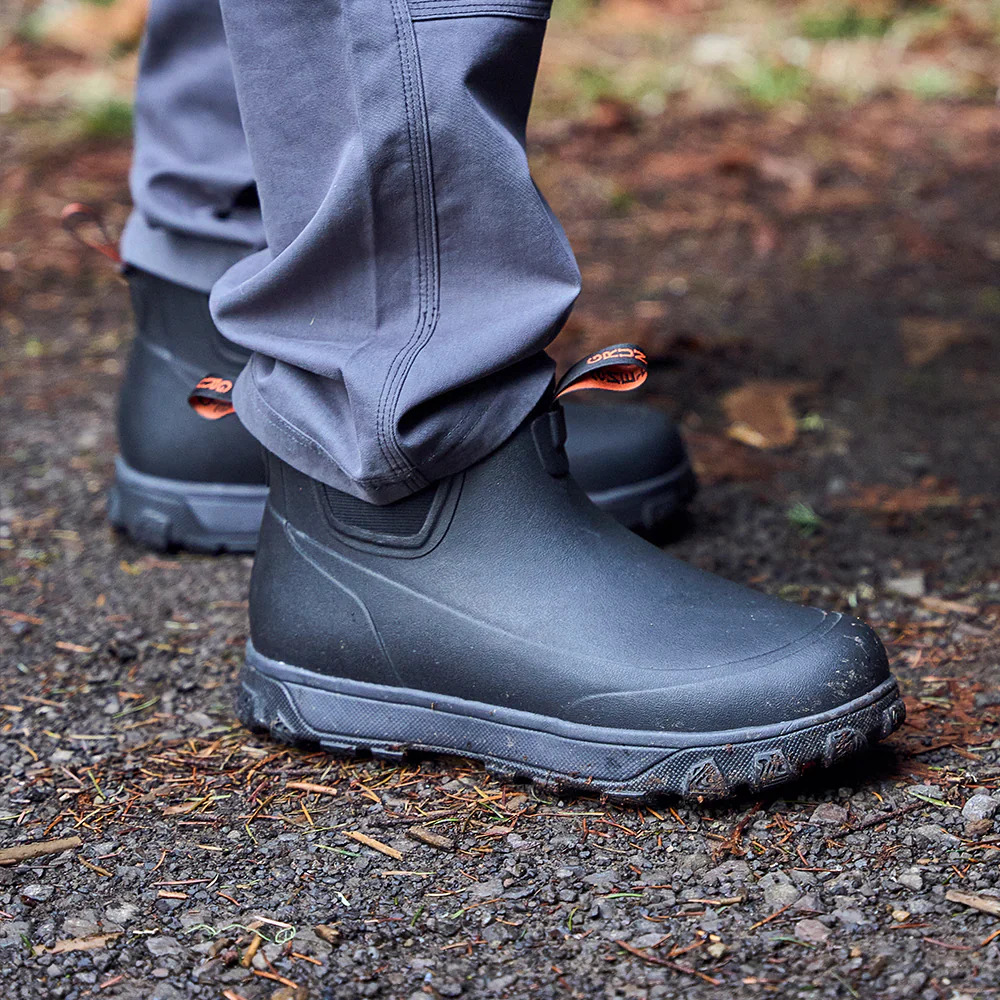 P-27652_Grundens_Deviation_Sherpa_Anke_Boot_Gummistiefel_black_Lifestyle_8