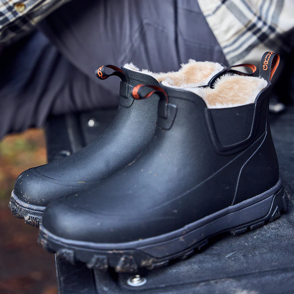 P-27652_Grundens_Deviation_Sherpa_Anke_Boot_Gummistiefel_black_Lifestyle_6