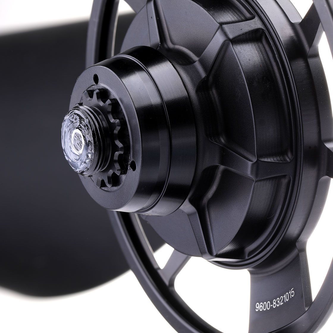 P-18959-2_mako_reel_matte_platinum-black_9600_detail-6-3