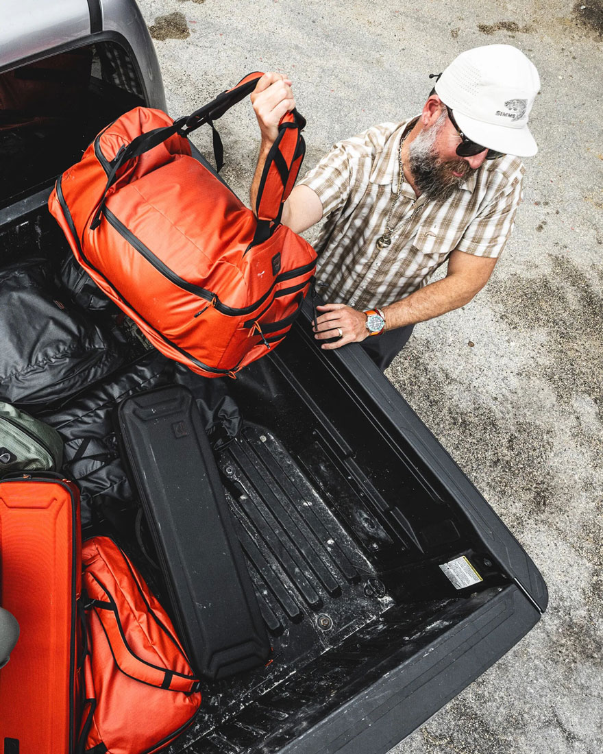 media/image/Simms_Tailwind_Duffel_50L_Lifestyle_1.jpg