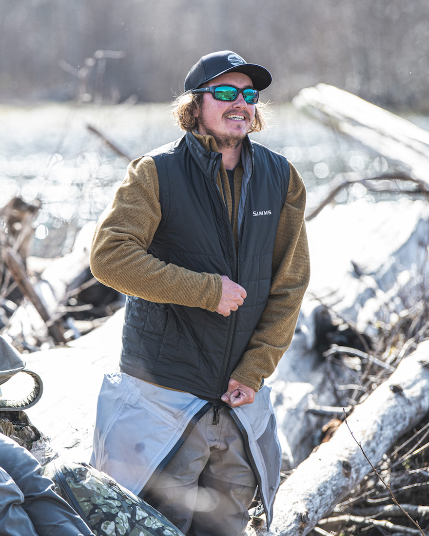 Simms_Fall_Run_Vest_black_lifestyle_1